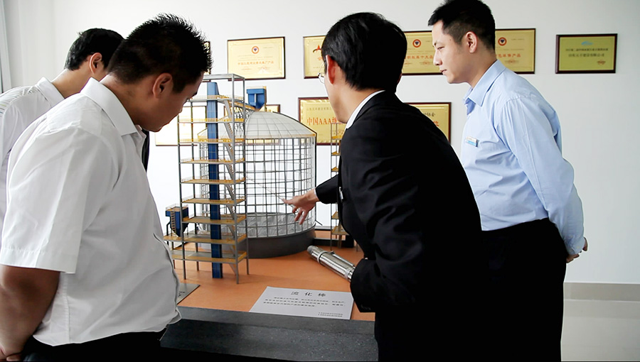 为客户讲解钢板仓