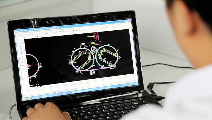 大型钢板仓设计 工作中的技术人员